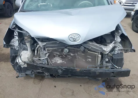 2014 Toyota Sienna Xle V6 8 Passenger z USA, uszkodzony, nr VIN 5TDYK3DC7ES510692